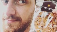 Kali ini selfie McAvoy menampakkan seluruh wajahnya. Ada biskuit bertopping kacang yang ia pegang. Foto: Instagram jamesmcavoyrealdeal