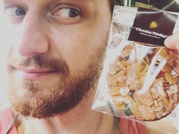 Yuk, Intip Pose Seru James McAvoy Saat Cicip Cupcake hingga Biskuit!