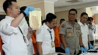 Pembantu Unit II Resmob Polda Metro Jaya AKP Reza Pahlevi pun mengatakan, Usai memberikan bantuan, Mendagri meminta stafnya untuk mengecek pembangunan itu namun ternyata tidak ada pembangunan di sekolah itu. Pihak SD Rejosari pun menyatakan tersangka tidak menjabat sebagai kepala sekolah tersebut.