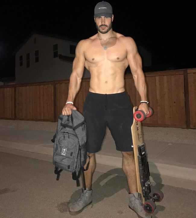 Tidak salah memang julukan itu ditujukan padanya. Danny Jones yang seorang pelatih fitnes memang punya tubuh tinggi menjulang, badannya juga sangat kekar. Tinggi badannya mencapai 200 cm dan beratnya 120 kg. Foto: Instagram@dannyjonesfitness