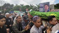 Ribuan orang mengantar jenazah istri Ustaz Maulana ke pemakaman, Senin (21/1). Foto: Muhammad Taufiqqurahman/detikHOT