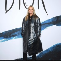 Meski usianya sudah menjelang kepala lima, Kate tak kehilangan pesonanya sebagai model. Selain wajah yang terlihat awet muda, perempuan asal Inggris ini juga tak kehilangan selera gayanya. (Foto: Instagram)