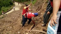 Kepala Desa Lawen, Suwarno mengatakan, hingga saat ini ada 4 desa yang terisolir akibat jalan yang menghubungkan ke desa tersebut putus akibat tanah longsor. Menurutnya, sebenarnya ada jalur alternatif, hanya jalur tersebut juga tidak bisa dilewati kendaraan.