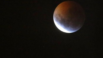 Tetangga Kolombia, yaitu Bolivia, juga kedatangan salah satu bentuk gerhana Bulan ini. Foto: Reuters