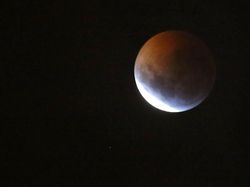 Keren! Penampakan Gerhana Bulan Serigala di Seluruh Dunia