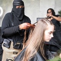 Natasha Somalia sudah menekuni bisnis salon selama 28 tahun. Namun, ia memutuskan untuk memeluk agama Islam dan berhijab 11 tahun yang lalu. Meski bercadar, ia tak berhenti menekuni bisnis salonnya. Foto: Instagram/NatashaSomalia