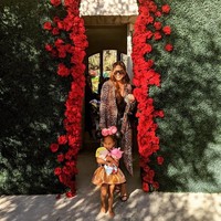 Lewat Instagram Chrissy Teigen, terlihat bagian depan rumah Kim Kardashian didekorasi dengan tembok daun berhias bunga merah sebelum masuk ke dalam dunia Alice in Wonderland. Foto: Instagram