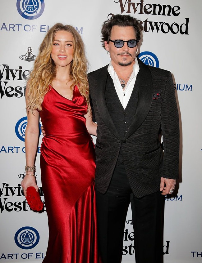 Johnny Depp menjalin hubungan asmara cukup lama dengan Vanessa Paradis hingga menghasilkan satu anak. Ketika ditanya kenapa tak kunjung menikahi teman hidupnya selama 15 tahun itu, dia menjawab, Aku merasa tidak perlu kertas (surat pernikahan) itu. Pernikahan itu dari hati ke hati. Kamu tidak perlu seseorang bilang, oke kalian resmi menikah, kata Depp. Putus dari Vanessa dan berkencan dua tahun dengan Amber Heard, bintang Pirates of the Caribbean itu pun menikah, meskipun akhirnya mereka bercerai dalam waktu singkat. Foto: Alison Buck/Getty Images