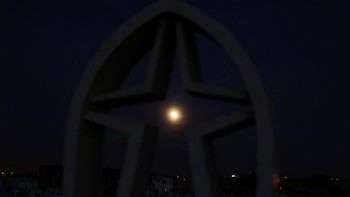 Warga Meksiko pun dapat melihat dengan jelas fenomena gerhana bulan Serigala. Jose Luis Gonzales/Reuters.