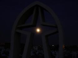 Indahnya Awal Gerhana Bulan Serigala di Berbagai Negara