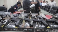 Ketiga tersangka ditangkap di dua lokasi berbeda. Salah satu tersangka berinisial FA ditangkap membawa sepucuk airsoft gun. Dari ketiga tersangka, polisi menyita 20 pucuk air gun, sepucuk airsoft gun jenis glock, 4 buah magazen airsoftg gun. Ketiganya dijerat dengan UU Darurat.