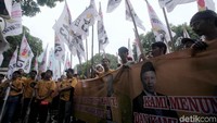 Pengacara OSO, Dodi Abdul Kadir, sebelumnya menyatakan akan menyiapkan langkah hukum bila KPU tak melaksanakan putusan Bawaslu dan PTUN. Massa kader Partai Hanura melakukan aksi di depan kantor KPU RI  Jl Imam Bonjol, Jakarta Pusat, Senin (21/9/2019). Mereka meminta Ketum Hanura Oesman Sapta Odang (OSO) diloloskan sebagai caleg tetap Dewan Perwakilan Daerah (DPD).