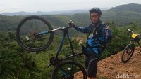 Ribuan peserta event yang juga dirangkaian dengan launching komunitas bersepeda Wonomulyo Cycling Community (WCC) ini, dilepas langsung Bupati Polewali Mandar, Andi Ibrahim Masdar. (Abdy Febriady/detikTravel)