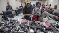 Ketiga tersangka ditangkap di dua lokasi berbeda. Salah satu tersangka berinisial FA ditangkap membawa sepucuk airsoft gun.