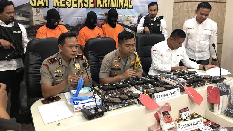 Polisi Bongkar Penjualan Air Gun Ilegal via Medsos Polisi Bongkar Penjualan Air Gun Ilegal via Medsos