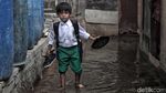 Banjir Rob, Anak-anak Tidak Peduli yang Penting Senang