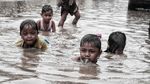 Banjir Rob, Anak-anak Tidak Peduli yang Penting Senang