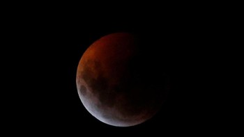 Negara lain yang juga disambangi oleh gerhana Bulan serigala ini adalah Kolombia. Foto: Reuters