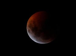 Keren! Penampakan Gerhana Bulan Serigala di Seluruh Dunia