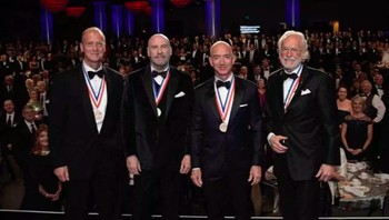 Kehadiran Bezos diabadikan dalam beberapa foto yang beredar di media sosial. Hadir pula dalam event itu aktor kawakan, John Travolta, yang memang juga senang dengan dunia penerbangan. Foto: Instagram