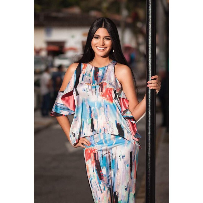 Tak sedikit netizen mengkritik dan kecewa akan operasi plastik yang dilakukan oleh Sthefany Gutierrez di usia yang masih 19 tahun. Kecantikanny itu pun dianggap palsu. Foto: Instagram @sthefanygutierrez1