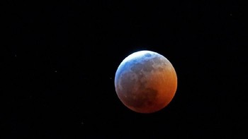 Satu lagi Super Blood Wolf Moon yang tampak di California, tepatnya di daerah Martinez. Foto: Jose Carlos Fajardo/Bay Area News Group