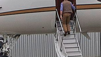 Tampak ia menggunakan pesawat pribadi mewahnya untuk terbang dari tempat tinggalnya di Seattle menuju Los Angeles, lokasi acara tersebut digelar. Foto: Instagram