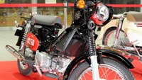Seperti dilansir dari www.japantimes.co.jp, pihak Honda merancang model tersebut atas permintaan Pemerintah Kumamoto, yang menginginkan Kumamon masuk dalam salah satu pilihan varian Honda Super Cub. Foto: pool (Japantimes)
