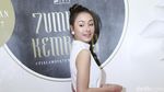 Pesona Caitlin Halderman dengan Dress Putih