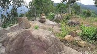 Penemuan tumpukan batu yang tersusun itu terletak di Gunung Silayung, Desa Karyamukti, Kecamatan Cibatu.