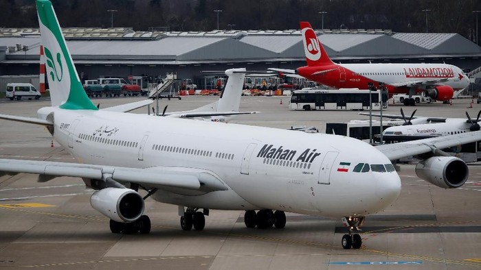 Ilustrasi -- Pesawat maskapai Iran, Mahan Air (dok. REUTERS/Wolfgang Rattay).