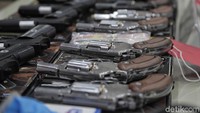 Praktik jual beli airsoft gun secara ilegal, bisa dikenakan Undang-Undang Darurat RI No 12 Tahun 1951. Air gun itu dibanderol dengan harga Rp 3 juta, sementara airsoft gun itu Rp 5,5 juta.
