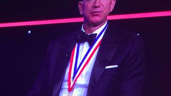 Tampak dari layar video, Bezos juga memberikan sepatah dua patah kata. Ia kembali digosipkan tak lama lagi akan memperkenalkan pacar barunya, Lauren Sanchez. Beberapa media meyakini Bezos dan Sanchez bakal tampil berdua di ajang Oscar 2019 pada bulan FebruariFoto: Instagram