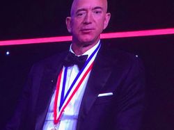 Diterpa Skandal Selingkuh, Jeff Bezos Tetap Tersenyum Lebar