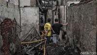 Warga melihat rumahnya yang hangus terbakar.