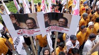 Massa yang membawa bendera Hanura, memenuhi dua ruas jalan di depan KPU arah Bundaran HI. Sedangkan jalur sebaliknya arah Jl Pangeran Diponegoro tetap dibuka untuk kendaraan.