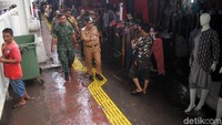  Irwandi didampingi Satpol PP meninjau para pedagang kaki lima di Tanah Abang, Jakarta Pusat, Senin (21/1/2019).