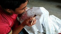 Sebanyak 15 pemuda setempat, berniat membagikan ilmu membatik kepada semua yang berminat. Mereka menyediakan waktu, tempat dan sarana bagi anak muda yang datang untuk belajar proses pembuatan batik dengan beragam cara (Erliana Riady/detikTravel)