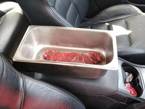 Cuaca Terik, Pria Ini Masak Steak di Mobil Pakai Bantuan Sinar Matahari