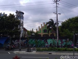 Atap Eks Hotel Toegoe Yogya Milik Probosutedjo Ambrol