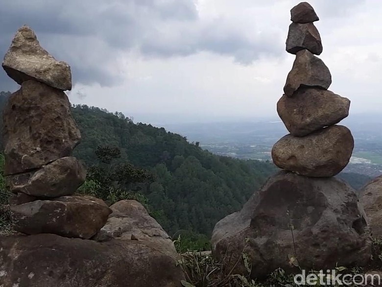 Geger Penemuan Batu Bersusun di Garut, Diduga Situs Sejarah Geger Penemuan Batu Bersusun di Garut, Diduga Situs Sejarah