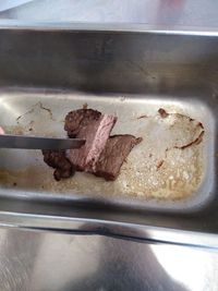 Cuaca Terik, Pria Ini Masak Steak di Mobil Pakai Bantuan Sinar Matahari