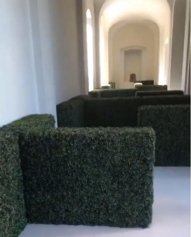 Bagian dalam rumah dihias dengan labirin kecil dari tembok-tembok dedaunan. Foto: Instagram