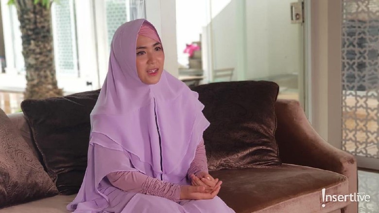 April Jasmine ungkap alasan mengirim anak ke pesantren/ Foto: Marianus Harmita April Jasmine ungkap alasan mengirim anak ke pesantren/ Foto: Marianus Harmita