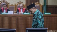Jaksa KPK Nur Haris juga meminta hakim untuk menjatuhkan pidana tambahan kepada Amin dengan membayar uang pengganti sebesar Rp 2,9 miliar. Jika tidak diganti sesuai waktu hukum tetap, jaksa akan menyita dan melelang aset Amin.