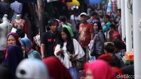 Saat ditinjau Wakil Wali Kota Jakarta Pusat Irwandi, trotoar langsung bersih dari PKL. Namun seusai peninjauan, satu persatu PKL kembali menggelar lapaknya di jalur khusus pejalan kaki itu. Gimana dong merapihkannya?