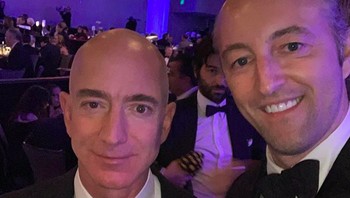 Bezos tampak tersenyum meski berbagai berita negatif sedang menerpanya. Foto: Instagram