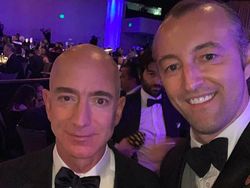 Diterpa Skandal Selingkuh, Jeff Bezos Tetap Tersenyum Lebar