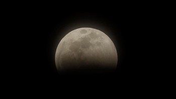 Awal gerhana bulan total di California. Foto: Reuters