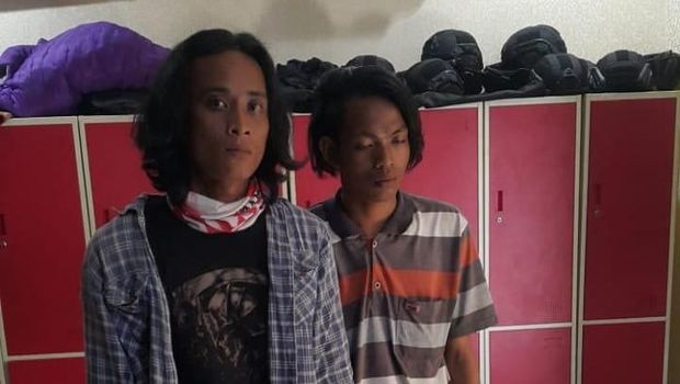 Kedua pelaku memukul korban dengan gitar.